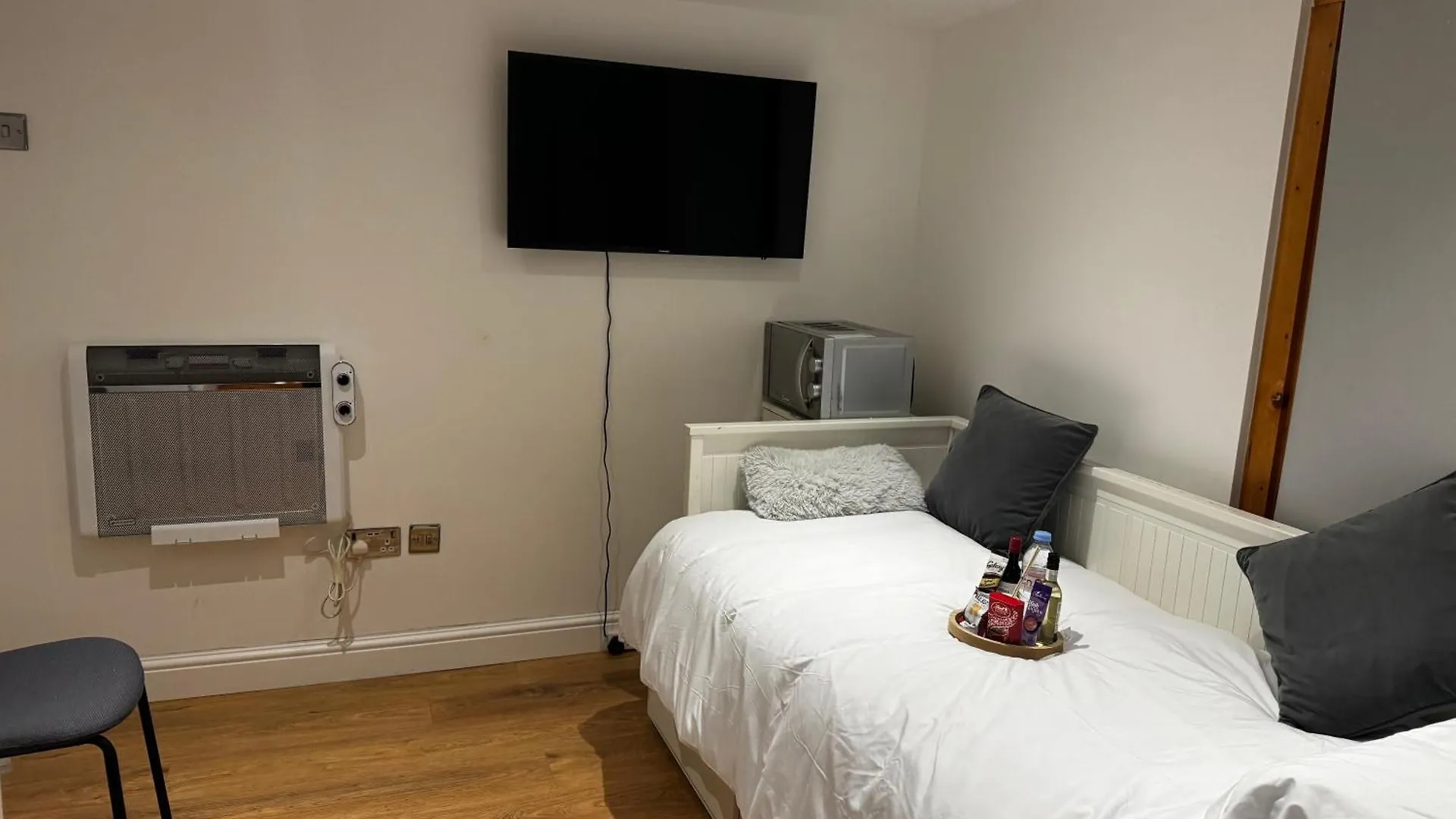 Self Contain Summer House Ensuite Room location